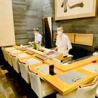仁 - ◎店内はカウンター席が８席と個室がある。天井が高く高級感がある店内。