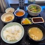 Kushiage Kushishou - 注文すると先ずはランチのセットが御膳で運ばれて来ました。
                         
                        御膳にはご飯と味噌汁にサラダと小鉢が２つ付いて来ました。
                         
                        また定食のご飯と味噌汁はお替りも出来ましたよ。