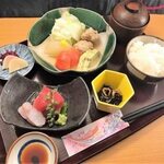 生鱼片和炖菜的日式套餐