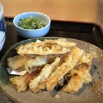 釜喜利うどん - ごぼう天は、量もたっぷり。薄目のスライスなので、サクサク食感。少しそのまま頂き、残りは汁に浸して。