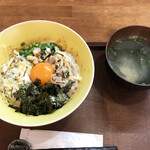 湘南まぜそば solar - 焦がしチーズまぜそば（920円）＋無料サービスのお味噌汁