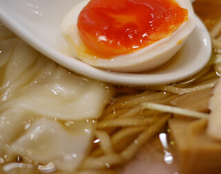 らぁ麺やまぐち - 箸で割った味玉