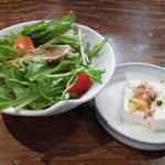 サラダと小皿