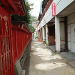 食事と酒処 真 - 水鏡天満宮の細い脇道にお店はあります。