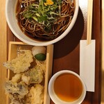 Edogiri Sukeroku Soba Nurukan Satou - 色々きのこと太刀魚の天ぷら盛り合わせ蕎麦セット