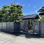 イロドリ - カフェとは思えない門