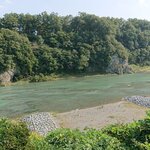 京亭 - 　　　庭から見た荒川　　　　　　　　　　　　　