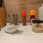 らーめん光 - 卓上調味料  並べ方にこだわりを感じます