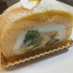 もりのかおり - お米でつくったフルーツロール（横から）