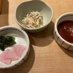 とんかつKYK 神戸店 - 牛蒡サラダ、漬物、トンカツソース