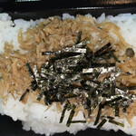 Honke Kamadoya - ご飯の上にはちりめんじゃこ佃煮が乗り。刻み海苔を入れていただきます。