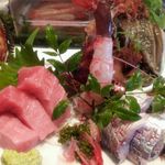 亀喜寿司 - 刺し盛 (メバチ鮪９０㎏級尾に近いヴイ中トロ･葡萄海老 (手前 緑色の粒は 卵)･鮑アワビ･子持ち昆布･ユリアゲの赤貝･ニシン刺し)