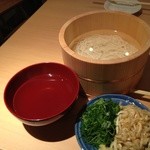 阿波 よし田 - 阿波（徳島）のたらいうどんです。 たっぷりの九条葱とあぶらあげを自慢の出汁で召し上がってください。   by店主