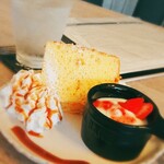 CafeBar May - ケーキ(￥530)。
                      今回はオレンジのシフォンケーキ！