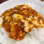 中国料理 峨嵋山 - ご飯にたっぷりと乗せて食べると箸が止まりません