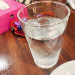 中国料理 峨嵋山 - お水にはレモンが入って、それだけでも美味しいです