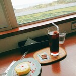 カフェ ミントブルー - 米粉のロールケーキ(￥300)、水出しコーヒー(￥500)。
            曇りなのもあり写真は失敗気味(笑)