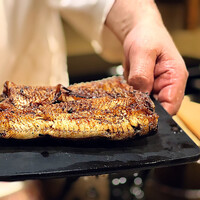 うを徳 - 八郎潟（秋田県）の天然鰻　大きいと厚みも違いますね。