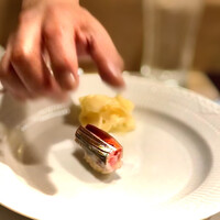 うを徳 - 旬の秋刀魚の握りです。　お皿はRoyal Copenhagen。