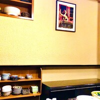 うを徳 - 改装されて、壁の色も変わって、店内全体が明るくなりました。額は今年の干支にちなんだピカソのキュビズム画