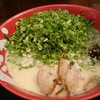 Makotoya - 牛じゃんラーメン(790円)+きくらげ(100円)+青ネギ(100円)。