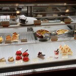 パティスリーマサ - ショーケースの様子。