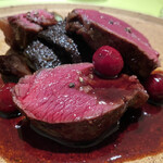 モノリス - 蝦夷鹿のロースト、赤ワインとクランベリーのソース