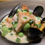 モノリス - 舌平目の中にホタテを詰めて蒸し焼きにしたポーピエット。
      モンサンミッシェル産ムール貝、ジロール茸、枝豆、ソースヴァンブラン