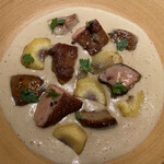 モノリス - セップ茸のヴルーテ、フォアグラのポワレ、和栗、セップ茸のソテー
      