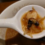 餃子飯店 パンダ - ニンニクは潰されて野菜、豚肉と一緒にこんがりと焼かれた
ニンニク潰すと辛味が出てきて良いんだよねえ！
家でもこれはやってる