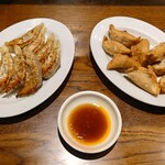 餃子飯店 パンダ - 焼餃子と揚餃子　どちらもニンニク入り