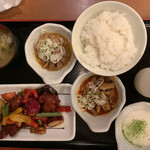 山田うどん - パンチ食べ比べ定食　と　彩り野菜と若鶏の黒酢あん