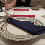 エクアトゥール - ナプキンのためだけに置かれるお皿の配慮がK+と同じく素晴らしい。