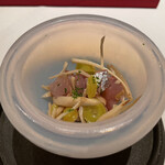 エクアトゥール - 前菜
      松茸と銀杏、そして鯵を和えたもの。 香りの良い松茸の風味、むちっとした食感から広がる銀杏の味わい、それらを纏った鯵の素直なおいしさを秋らしく表現！後味に柚子の香り付けでさっぱりと。