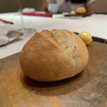 エクアトゥール - 焼き立てのパン
      ホクホクっとちぎると中はもっちり。バターはもちろん、お皿に残る各種ソースを吸収して味わいを広げます。