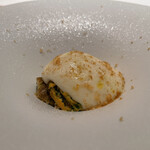 エクアトゥール - ムール貝とあわび茸 じゃがいものムース
      フワッとした甘いムースにヘーゼルナッツがザクっと味に奥行きを与え、ムール貝のおいしさをクリーミーに伝えます。 あわび茸の食感がもたらす旨みも楽しめる逸品。