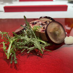 エクアトゥール - フォアグラのテリーヌ仕立て
                                贅沢な厚みと程よい固形感、見事なまでに奥深いコクの塊。 添えられるナガノパープルと散らしたアーモンドが素晴らしいアクセント！