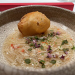 エクアトゥール - 山芋揚げ 毛蟹の餡添え
      カリッと揚げられた山芋は食感の強弱が絶妙で旨い衣、毛蟹の甘い餡は紫蘇の香りとともに綺麗な余韻を残します。