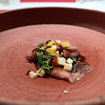 エクアトゥール - 和牛ローストビーフ
                                部位はサブトン、絡ませるのは自家製のラー油でピリ辛さを演出。 豆腐も添えられ、フレンチながらすき焼きをイメージした逸品。