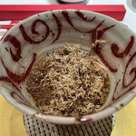 エクアトゥール - フカヒレのスープ仕立て
      落ち着いた香りの立つイタリアの黒トリュフでまぶされ、その下には温泉卵、フカヒレが姿を隠します。