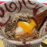 エクアトゥール - 混ぜるとドロっと広がる卵黄、フカヒレの柔らかな食感に卵黄がねっとり絡むほどに美味しい！