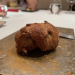 エクアトゥール - クルミ入りパン
      こちらも焼き立て、クルミの香ばしさが抜群に良くてナチュラルなおいしさ！