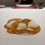 エクアトゥール - オマール海老のラビオリ
      3種類のソースに雲丹が贅沢にあしらわれ、オマール海老のプリッとした食感から噛めば甘みが広がります。雲丹のコクが旨みを高め、パスタ生地の食感もソースと絡むほどにおいしい！