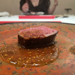 エクアトゥール - 和牛と唐辛子ソース
                                絶妙すぎるほどの火入れ、それでいてレアな身の弾力。 スパイシーなソースが絡んで、問答無用で赤ワインを口へと誘います。