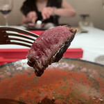 エクアトゥール - むちっとした赤身の旨味にピリ辛なソースが浸透していくほどに上品な美味しさを綺麗に形成。