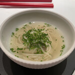 エクアトゥール - 浅利としじみ出汁のスープ麺
      柔らかな出汁のあじわいに麺があっさりと取り込まれる〆。