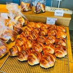 トリュフベーカリー - 店内。白トリュフの塩パンがたくさん！