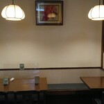 つるき - 店内（左側のテーブル席を利用しました。）