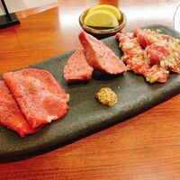 やきにくのバクロ 博多店 - 写真の左からネギ塩、厚切り、上タン