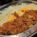 Marushima - 甘辛い濃いめのタレがご飯を誘う！程よく脂身も入ったジューシーな薄切り焼肉は、ご飯やキャベツにピッタリ